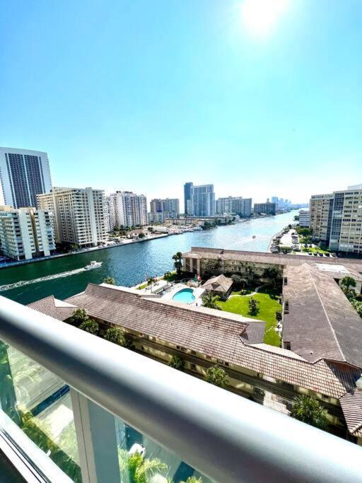 Luxury Condo Steps From Beach Hallandale Beach Bagian luar foto